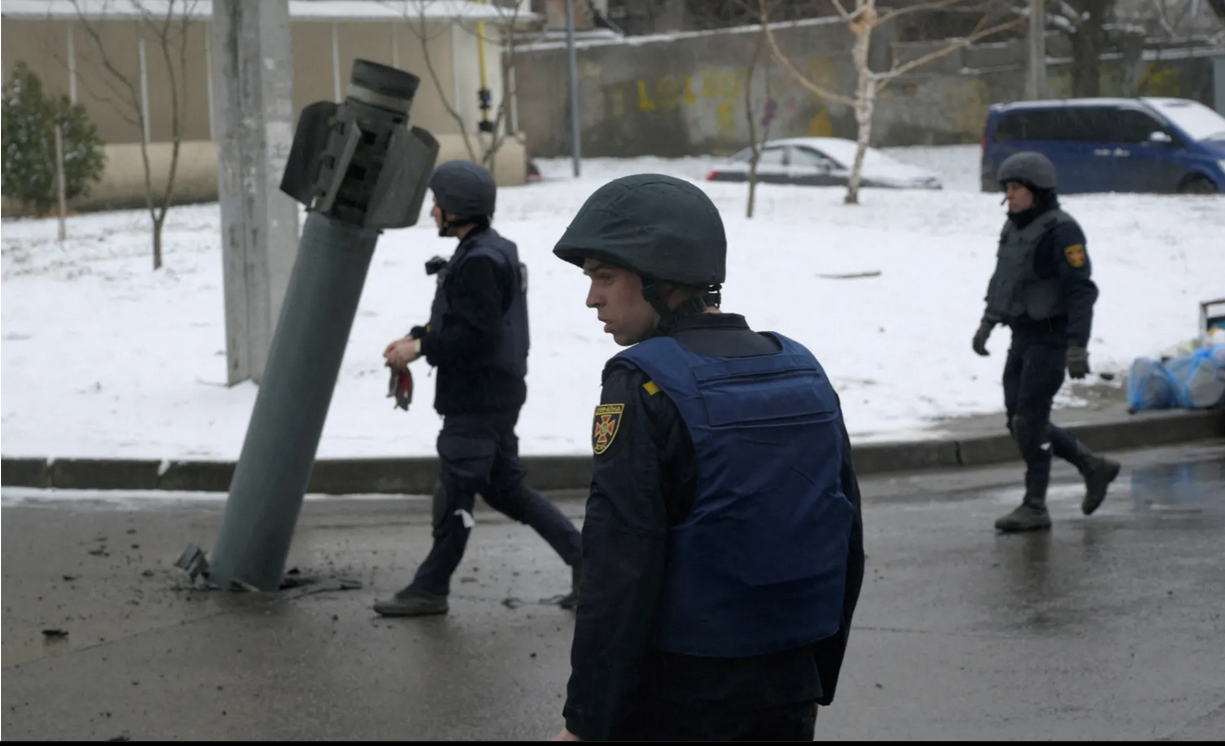 Хвостова частина ракети, що застрягла у дорозі у Харкові. 25 лютого 2022 року Maksim Levin / Reuters / Scanpix / LETA